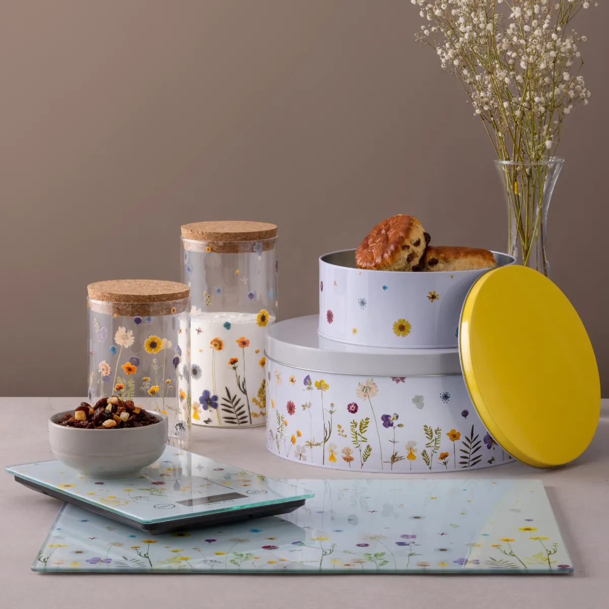 Decorative shop cake tins