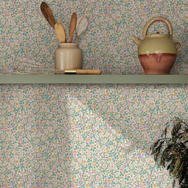 William Morris Clover Floral Wallpaper Spring Garden – Classic Botanical Floral Wallpaper, Cream & Ochre