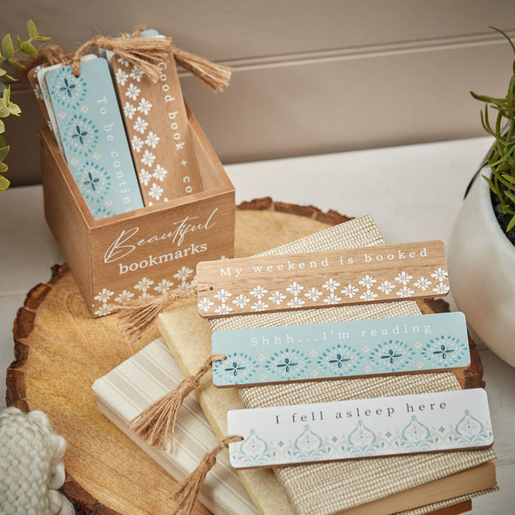 A visual of the assorted wooden bookmars.