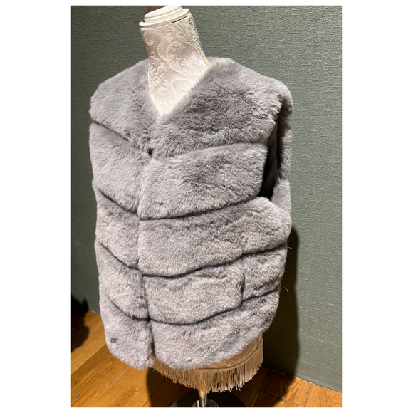 Sleeveless faux fur jacket grey - chic and cozy.
